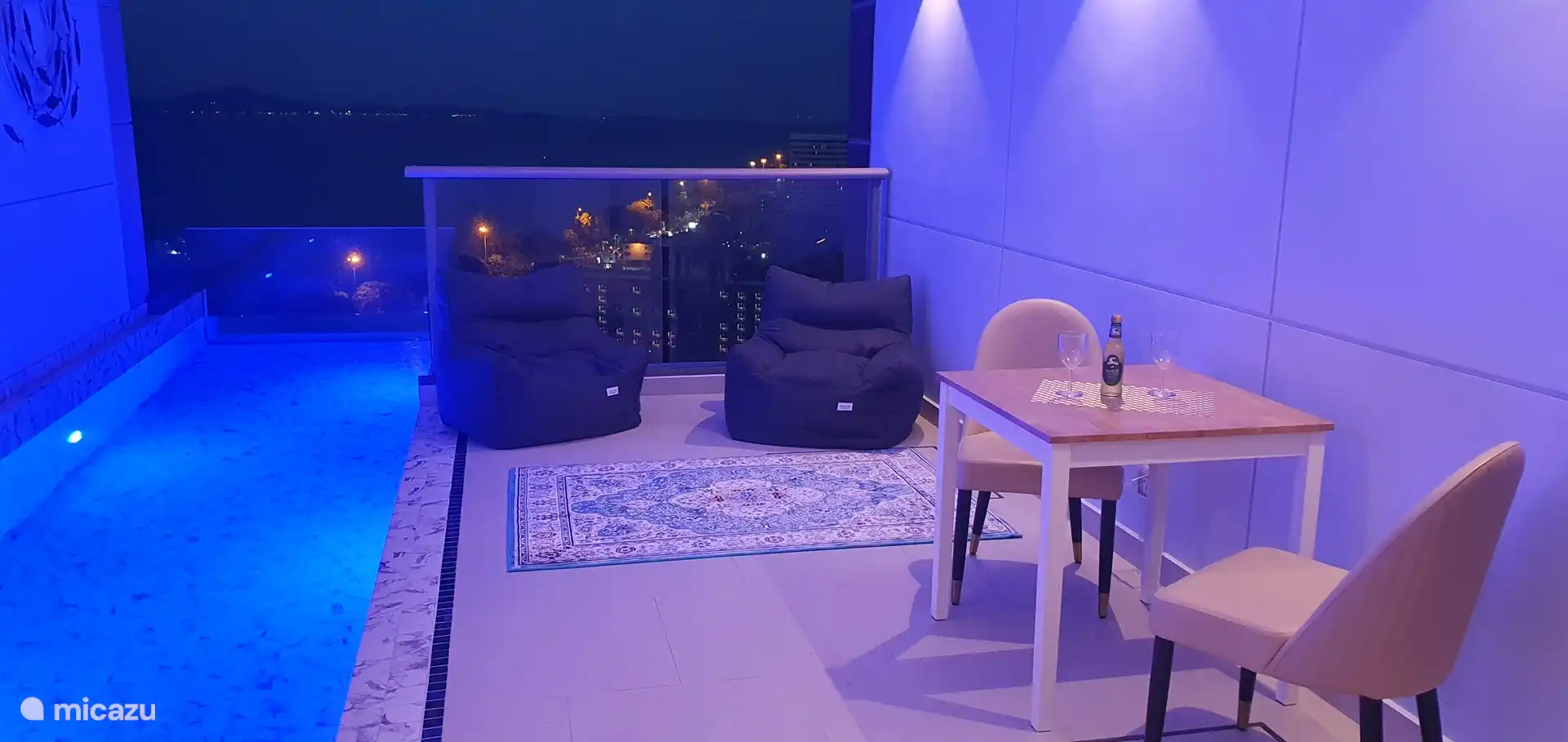 Asientos en la piscina privada