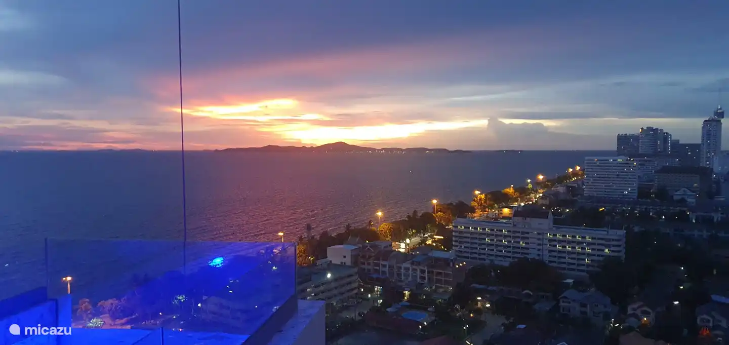 Piscina privada Swim-up Suite Apartamento Jomtien Beach Pattaya Vista al mar y vista de Pattaya