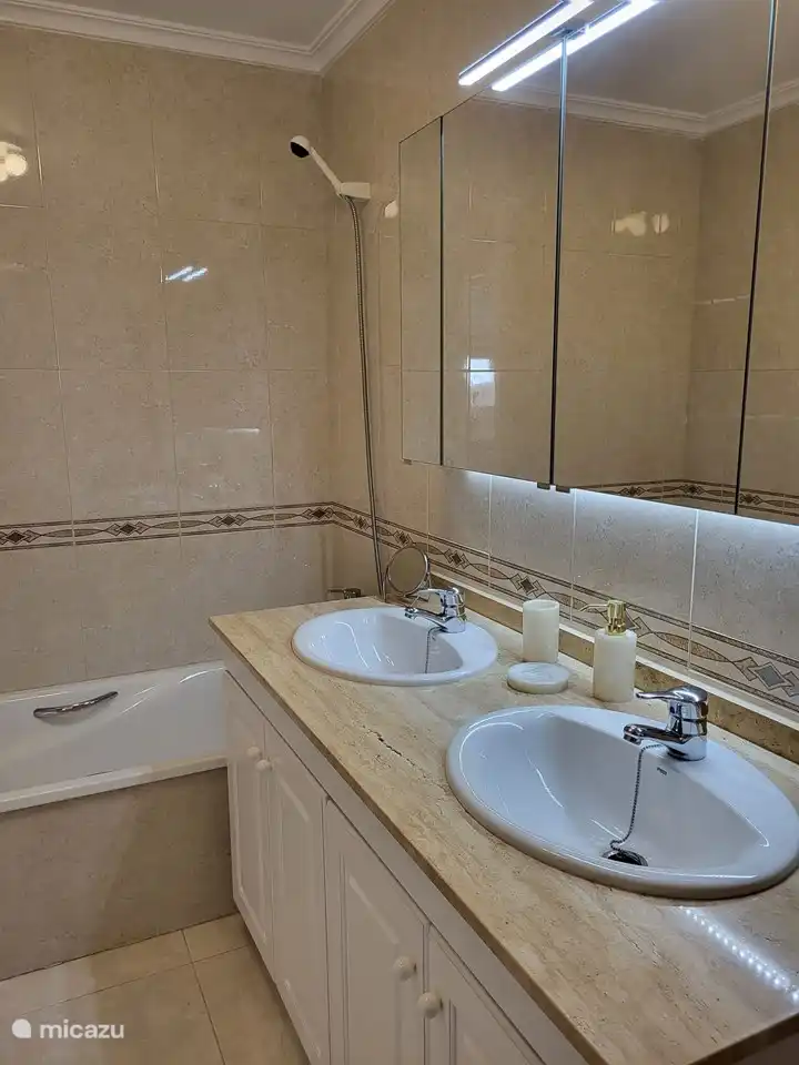 Badezimmer mit Badewanne