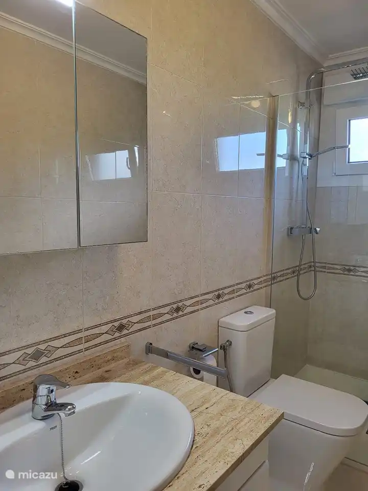 Badezimmer mit ebenerdiger Dusche