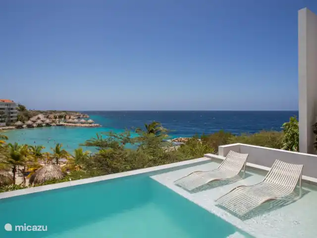Station balnéaire de Blue Bay | Villa Bocazul 2 | Curaçao, Curaçao-Centre, Blue Bay - villa Piscine à débordement avec vue sur la baie de Blue Bay et la plage.