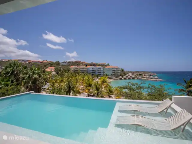 Station balnéaire de Blue Bay | Villa Bocazul 2 | Curaçao, Curaçao-Centre, Blue Bay - villa Piscine à débordement avec vue sur la baie de Blue Bay et la plage.