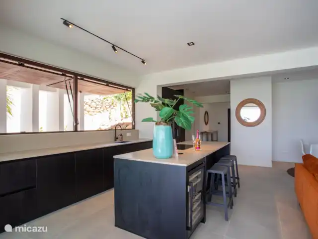 Station balnéaire de Blue Bay | Villa Bocazul 2 | Curaçao, Curaçao-Centre, Blue Bay - villa Cuisine ouverte avec passe-plat vers la terrasse
