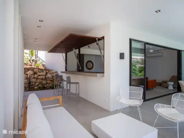 Station balnéaire de Blue Bay | Villa Bocazul 2 | Curaçao, Curaçao-Centre, Blue Bay - villa Cuisine ouverte avec passe-plat vers la terrasse