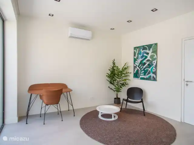 Station balnéaire de Blue Bay | Villa Bocazul 2 | Curaçao, Curaçao-Centre, Blue Bay - villa Bureau et chaise, espace de travail séparé à l'entrée de la maison