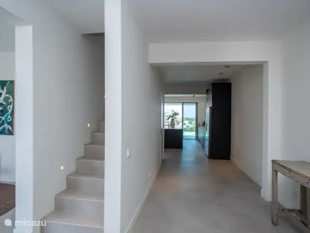 Station balnéaire de Blue Bay | Villa Bocazul 2 | Curaçao, Curaçao-Centre, Blue Bay - villa Escaliers menant aux chambres du premier étage à l'entrée de la maison.