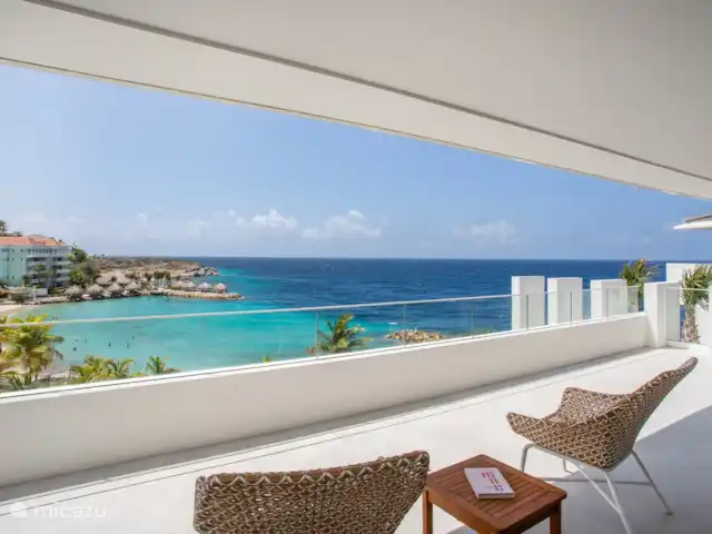 Station balnéaire de Blue Bay | Villa Bocazul 2 | Curaçao, Curaçao-Centre, Blue Bay - villa Balcon avec vue sur la baie depuis la chambre principale.