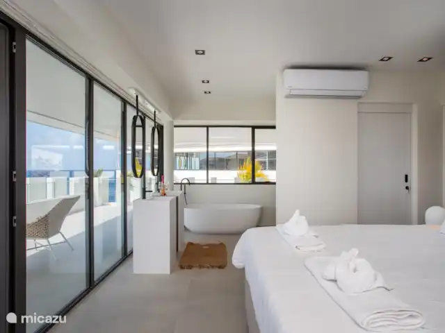 Station balnéaire de Blue Bay | Villa Bocazul 2 | Curaçao, Curaçao-Centre, Blue Bay - villa Chambre principale avec salle de bain privée avec douche et baignoire.