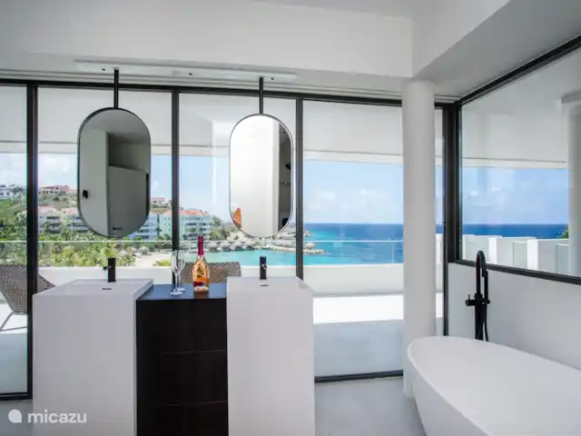 Station balnéaire de Blue Bay | Villa Bocazul 2 | Curaçao, Curaçao-Centre, Blue Bay - villa Salle de bain privée avec douche et baignoire.