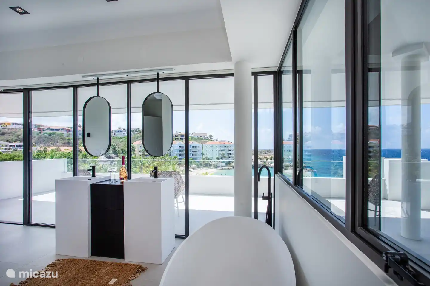 Salle de bain privée avec douche et baignoire.