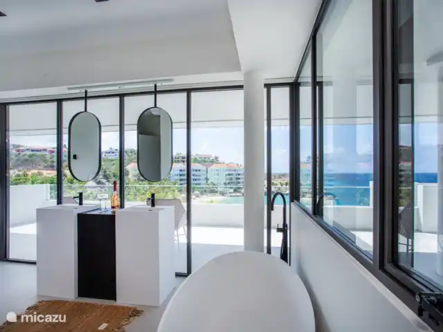 Station balnéaire de Blue Bay | Villa Bocazul 2 | Curaçao, Curaçao-Centre, Blue Bay - villa Salle de bain privée avec douche et baignoire.