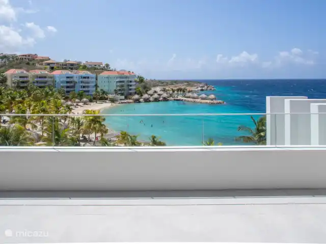 Station balnéaire de Blue Bay | Villa Bocazul 2 | Curaçao, Curaçao-Centre, Blue Bay - villa Balcon avec vue sur la baie depuis la chambre principale.