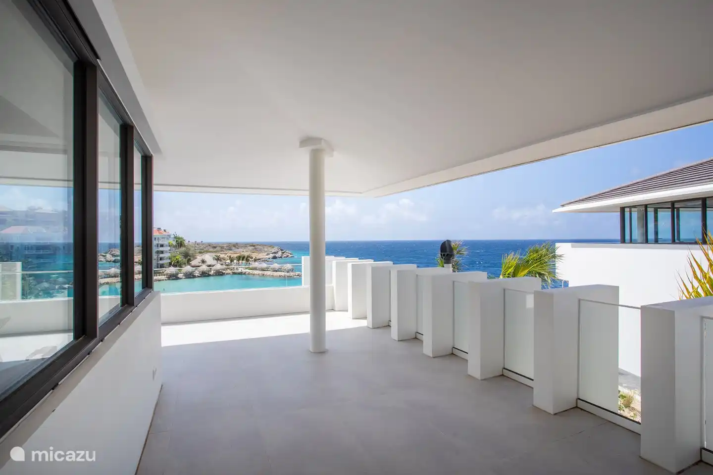 Chambre des maîtres avec balcon latéral.