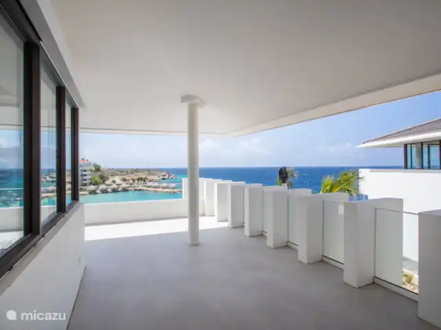 Station balnéaire de Blue Bay | Villa Bocazul 2 | Curaçao, Curaçao-Centre, Blue Bay - villa Chambre des maîtres avec balcon latéral.