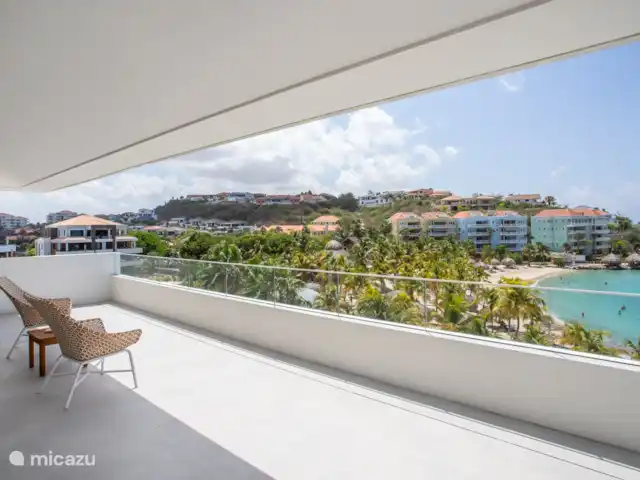 Station balnéaire de Blue Bay | Villa Bocazul 2 | Curaçao, Curaçao-Centre, Blue Bay - villa Balcon avec vue sur la baie depuis la chambre principale.