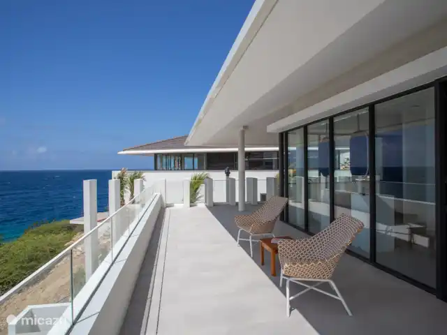 Station balnéaire de Blue Bay | Villa Bocazul 2 | Curaçao, Curaçao-Centre, Blue Bay - villa Balcon avec vue sur la baie depuis la chambre principale.
