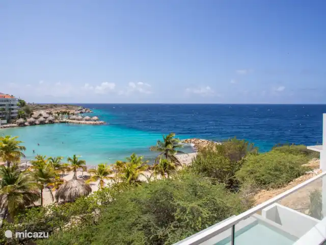 Station balnéaire de Blue Bay | Villa Bocazul 2 | Curaçao, Curaçao-Centre, Blue Bay - villa Balcon avec vue sur la baie depuis la chambre principale.
