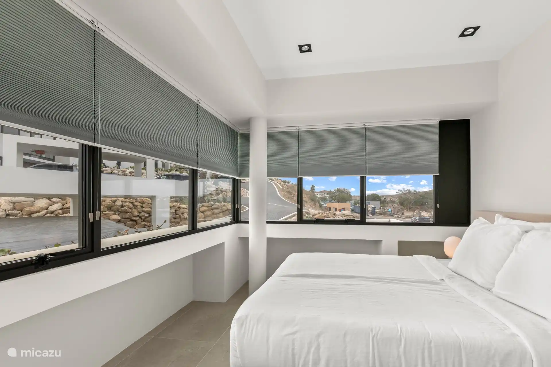 Chambre 2 avec salle de bain privée.