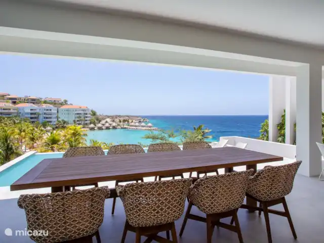 Station balnéaire de Blue Bay | Villa Bocazul 2 | Curaçao, Curaçao-Centre, Blue Bay - villa Spacieuse véranda ombragée avec coin repas, surplombant la baie de Blue Bay.