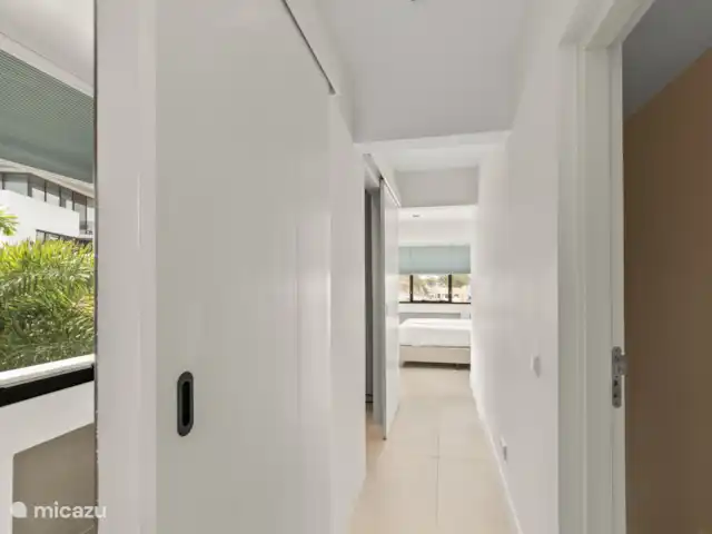 Station balnéaire de Blue Bay | Villa Bocazul 2 | Curaçao, Curaçao-Centre, Blue Bay - villa Couloir entre les chambres 2 et 3.