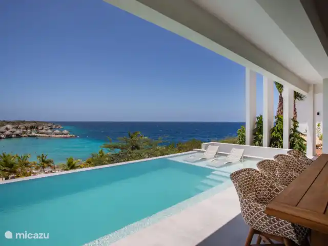 Station balnéaire de Blue Bay | Villa Bocazul 2 | Curaçao, Curaçao-Centre, Blue Bay - villa Spacieuse véranda ombragée avec coin repas, surplombant la baie de Blue Bay.