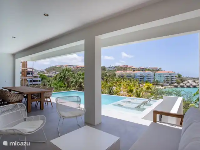 Station balnéaire de Blue Bay | Villa Bocazul 2 | Curaçao, Curaçao-Centre, Blue Bay - villa Spacieuse véranda ombragée avec coin repas, surplombant la baie de Blue Bay.