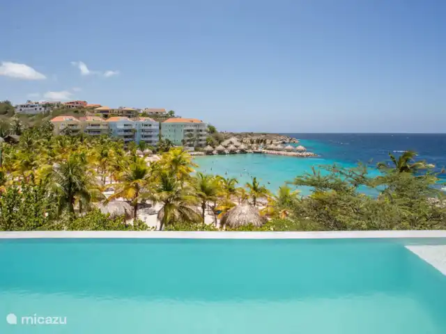 Station balnéaire de Blue Bay | Villa Bocazul 2 | Curaçao, Curaçao-Centre, Blue Bay - villa Piscine à débordement avec vue sur la baie de Blue Bay et la plage.