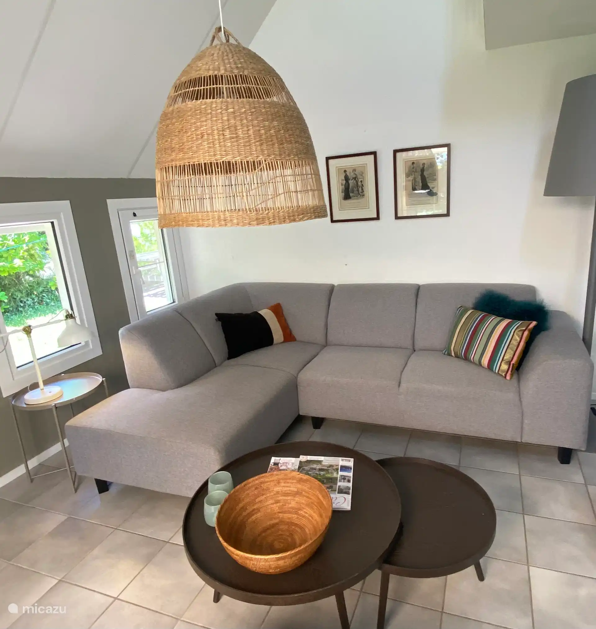 Precioso sof&#225; lounge en el sal&#243;n con vistas al jard&#237;n. 