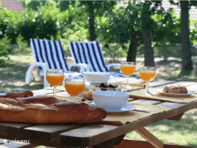 Villa de vacances 88 | France, Ariège, Daumazan-sur-Arize - villa Délicieux petit déjeuner dans le jardin.