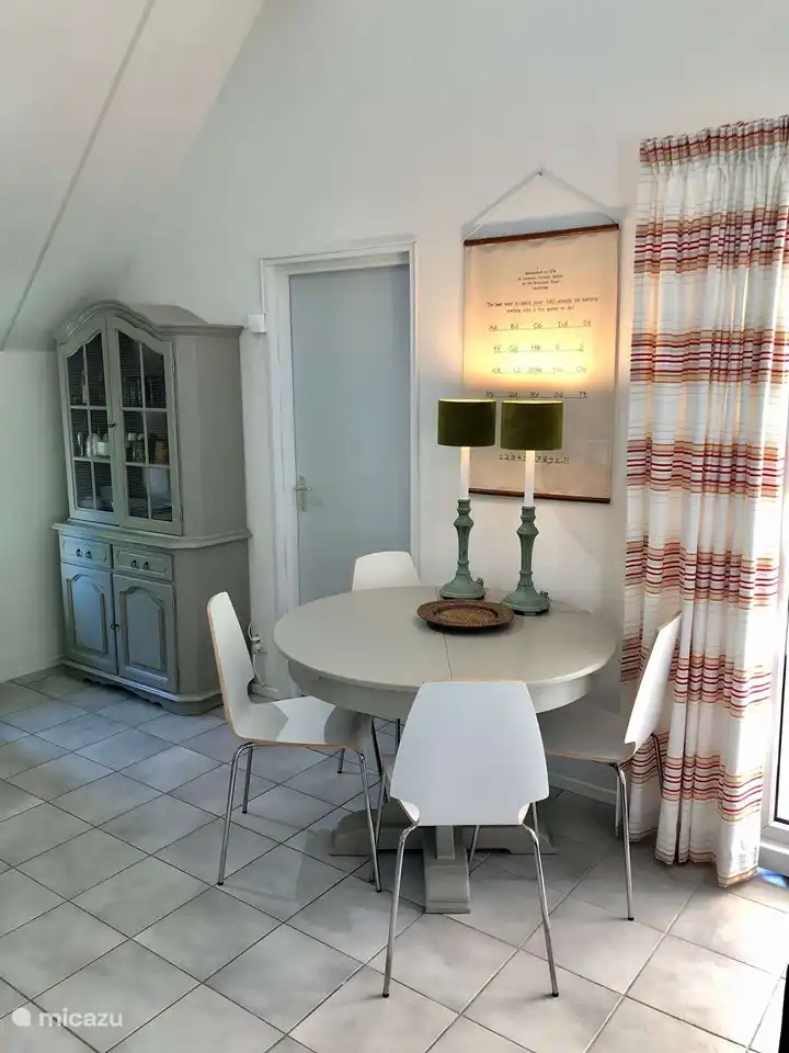 Mueble de vajilla con acogedora mesa de comedor