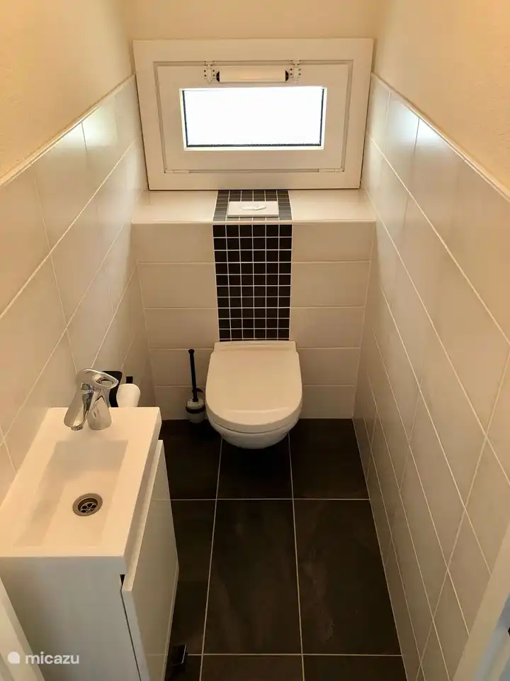 Aseo independiente en la planta baja.