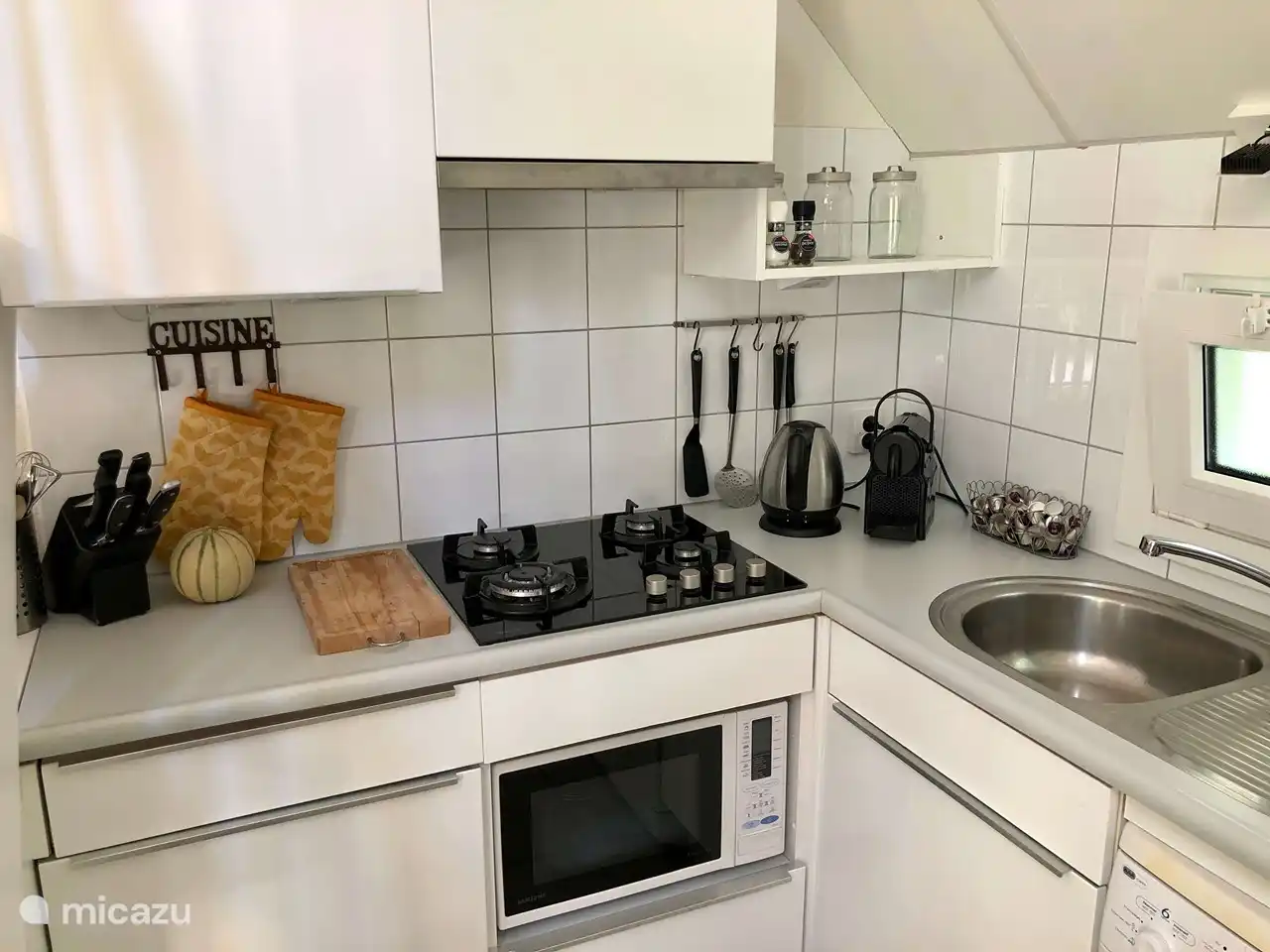 Cocina con Nespresso, lavavajillas, horno combinado / microondas, placa de gas de 4 quemadores.
