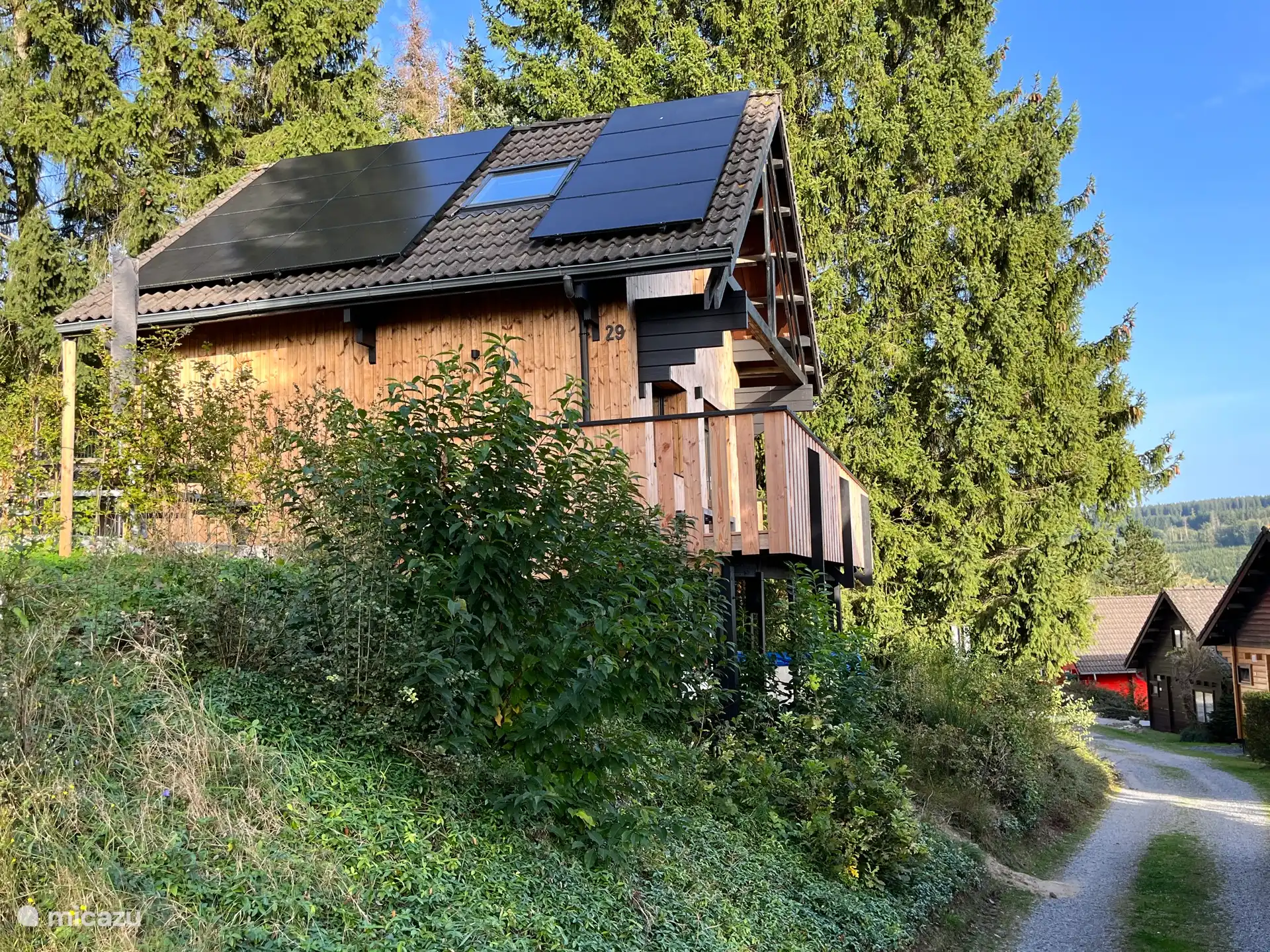 Terrasse avec vue panoramique sur la vallée.  