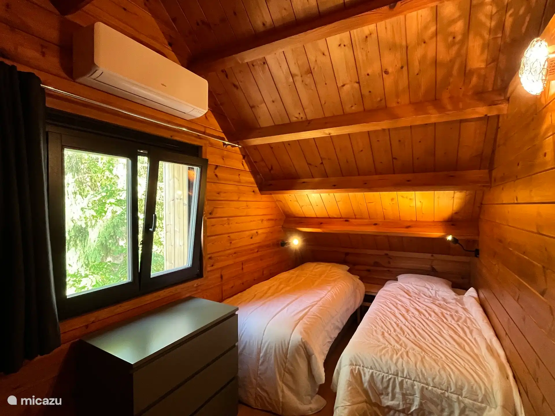 chambre (enfants) 'Tree Top' avec trois lits simples