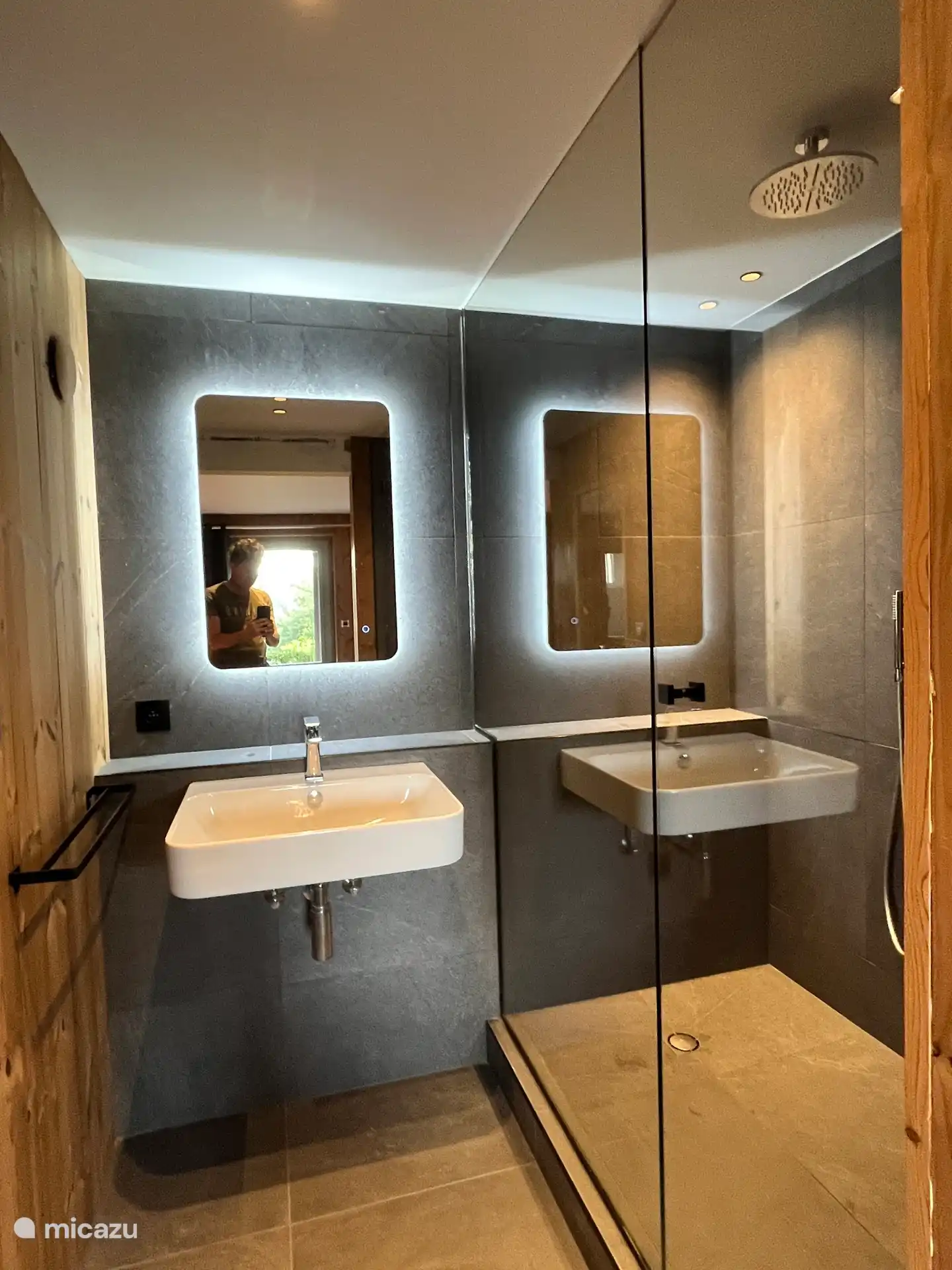 Salle de bain 'Wellness' avec sauna et douche spacieuse 