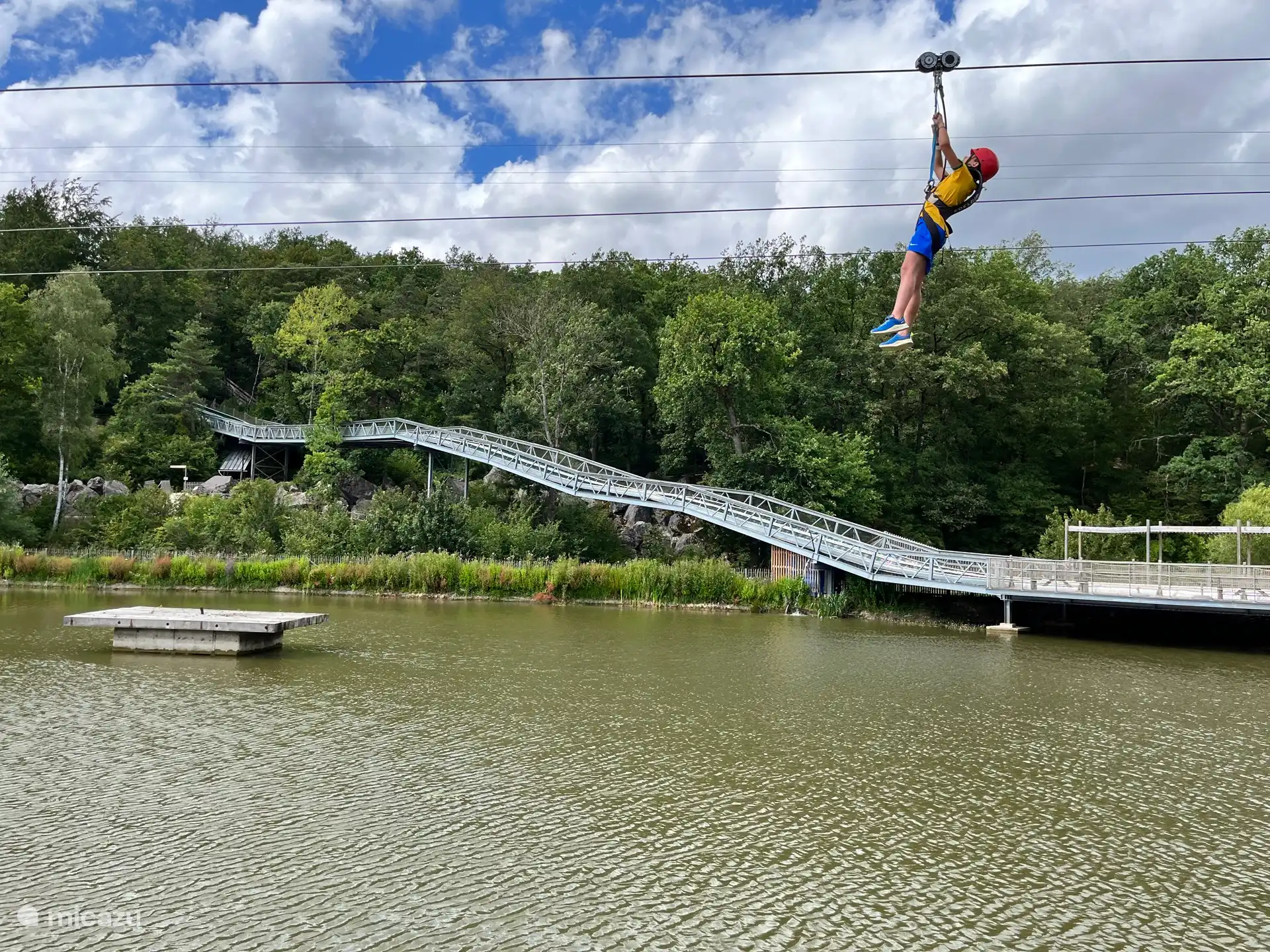 Tyrolienne à Adventure Valley Durbuy. En arrière-plan, le toboggan géant. 