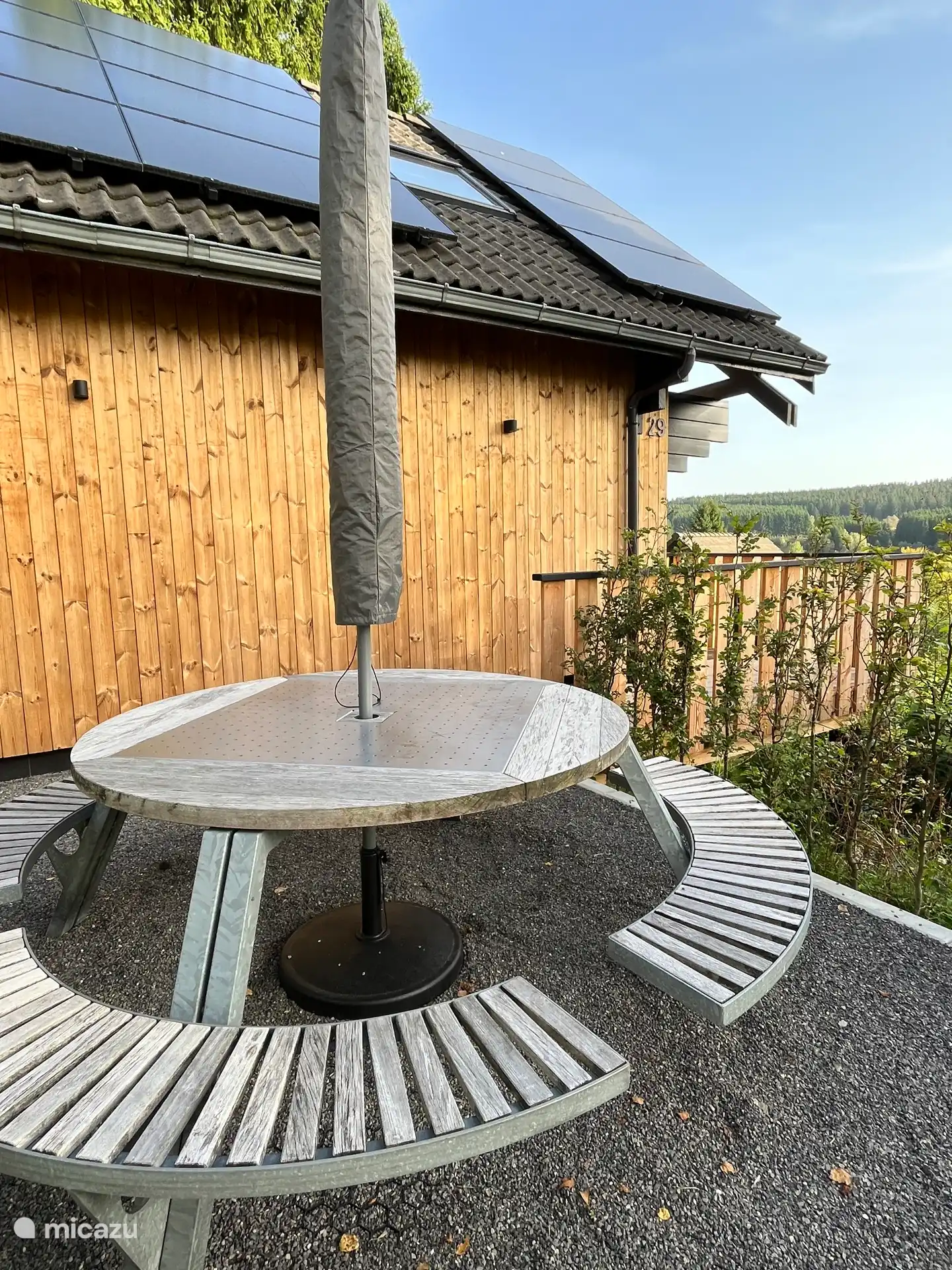 Table de jardin pour 8 avec parasol et BBQ situé... Dîner confortable au soleil du soir