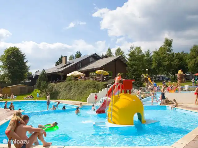 Location de Vacances Belgique, Ardennes, Dochamps, chalet - Chalet Blaireau piscines à ArdenParks Petite Suisse... Plaisirs de l’eau pour petits et grands. Chauffé et ouvert pendant les mois d’été.
