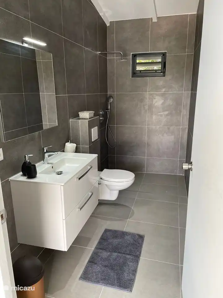 De Badkamer is voorzien van warm water dmv een zonneboiler. ??