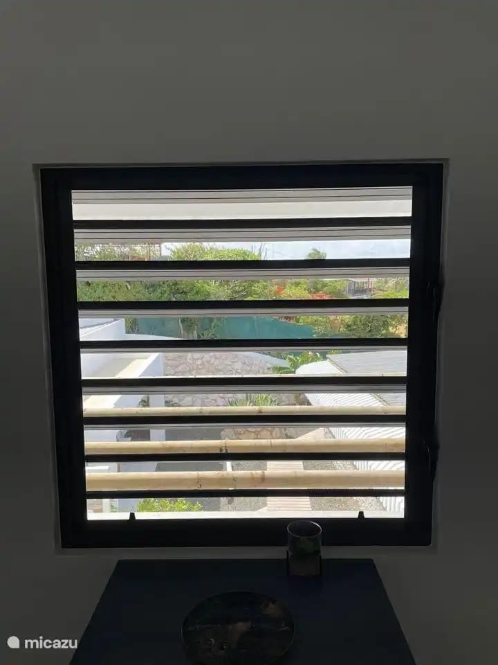 Uitzicht vanaf de slaapkamer op de 1e verdieping op het binnenhof