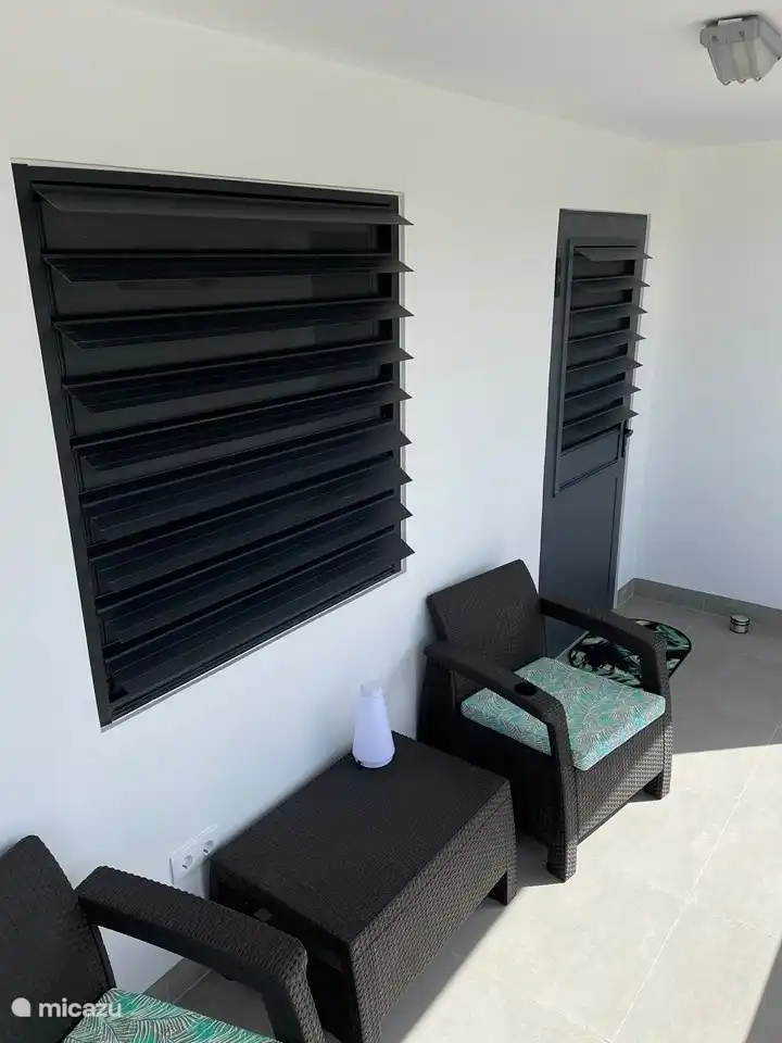 Het balkon op de 1e verdieping met comfortabele zitjes