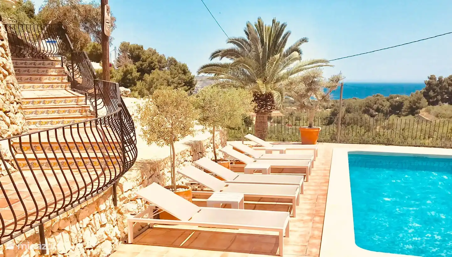 Tolle Sonnenliegen am Pool