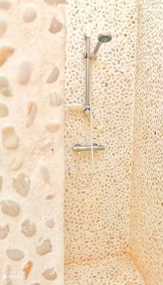 Eine schöne Außendusche mit heißem und kaltem Wasser ist vorhanden