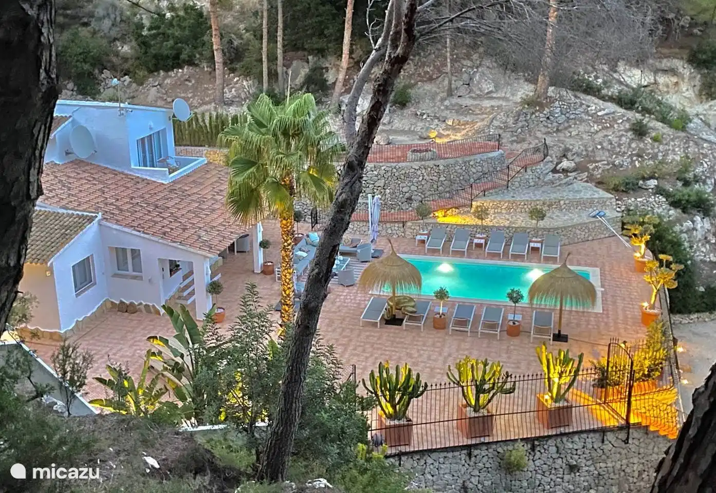 Das Haus steht auf einem großen Privatgrundstück, umgeben von wunderschönen Pflanzen und Natur – etwas ganz Besonderes