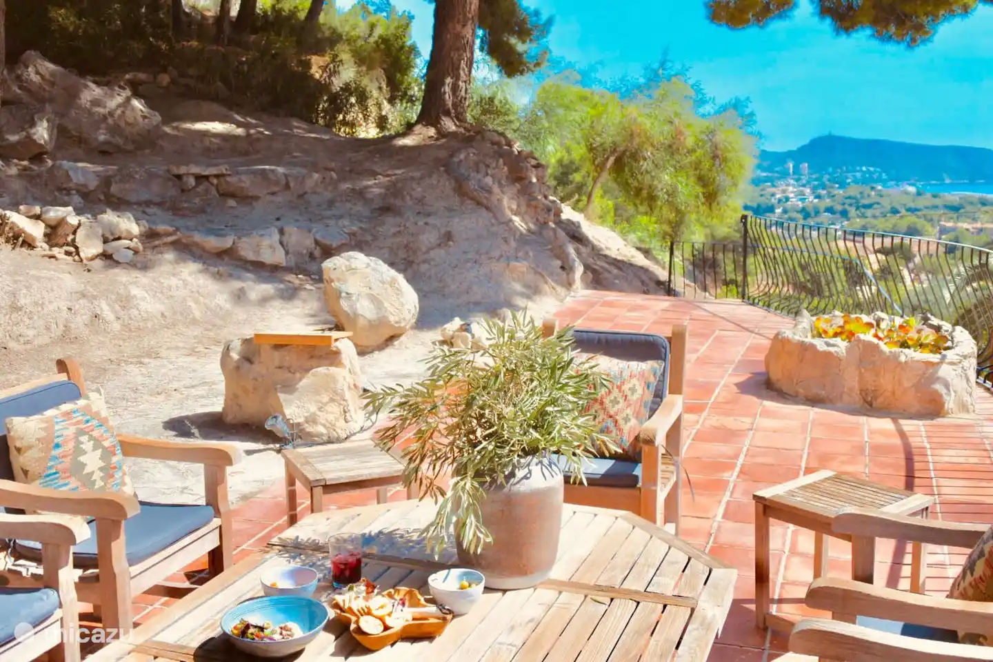 Unter den Bäumen gibt es eine zusätzliche Terrasse