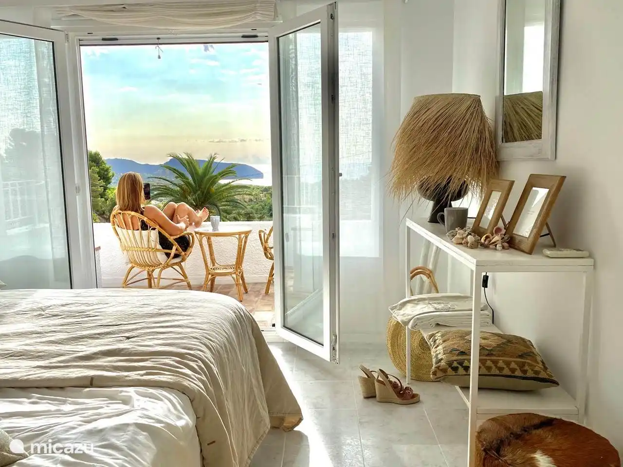 Genießen Sie Ihren Morgen bei einer Tasse Kaffee auf dem Balkon