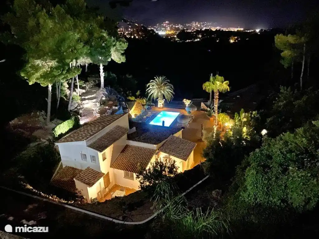 Eine schöne Beleuchtung am Abend verleiht dem Haus einen besonderen Charme