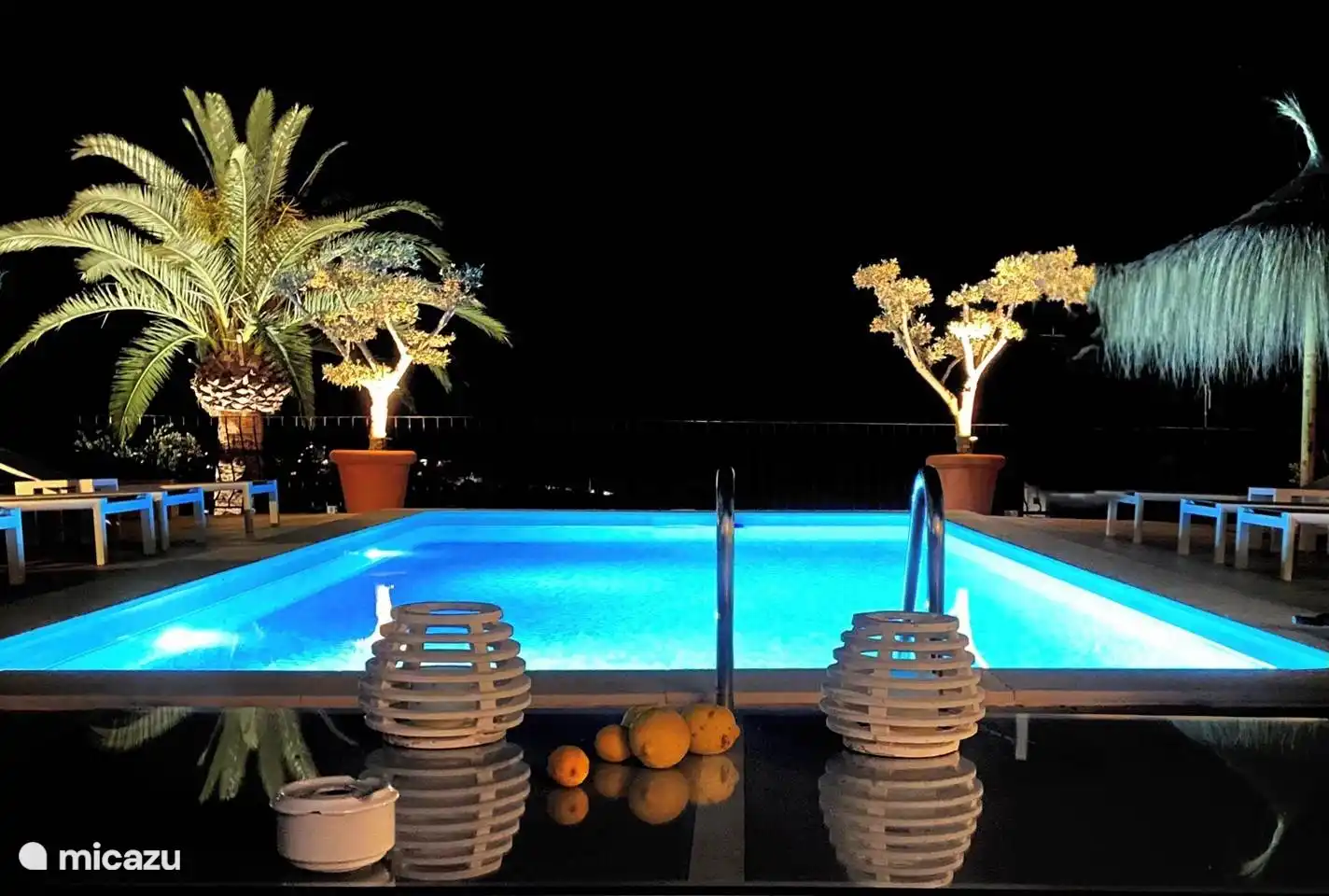 Schwimmbadbeleuchtung sowie alle schönen Pflanzen