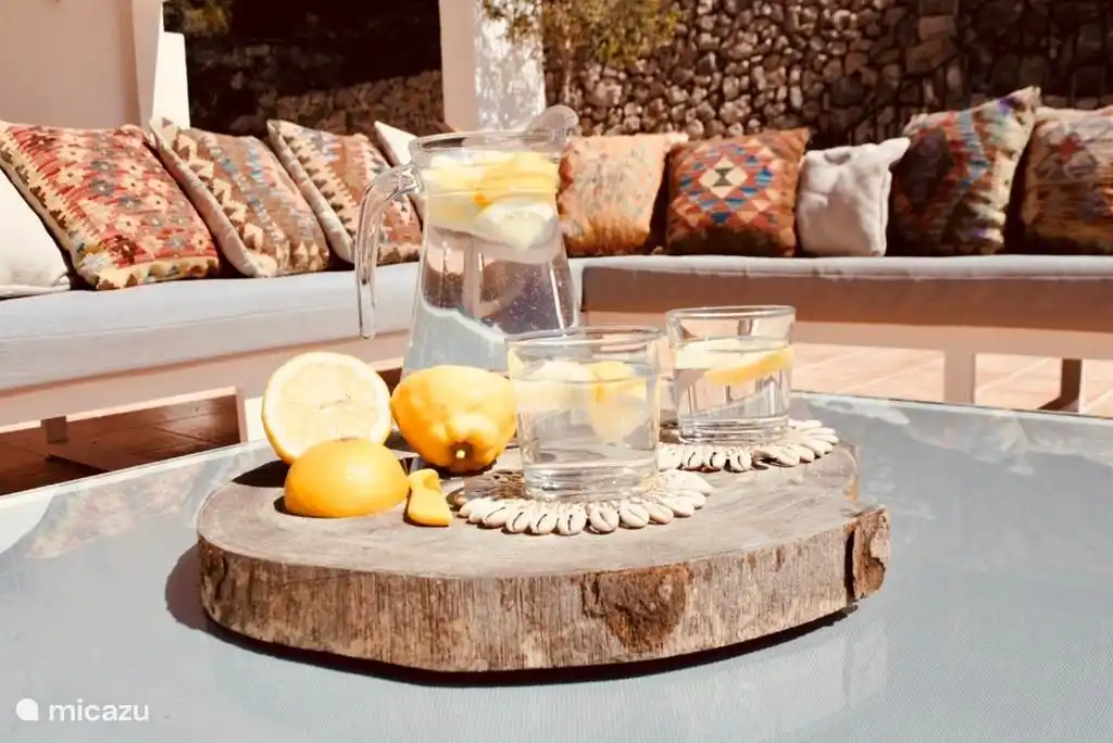 Ein schönes Loungesofa auf der Terrasse