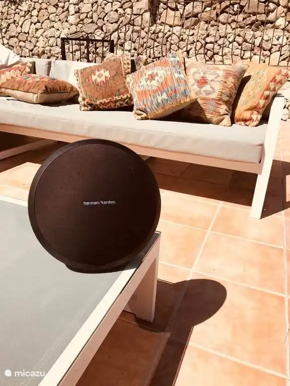 Der Bluetooth-Musikplayer kann auch draußen auf der Terrasse genutzt werden